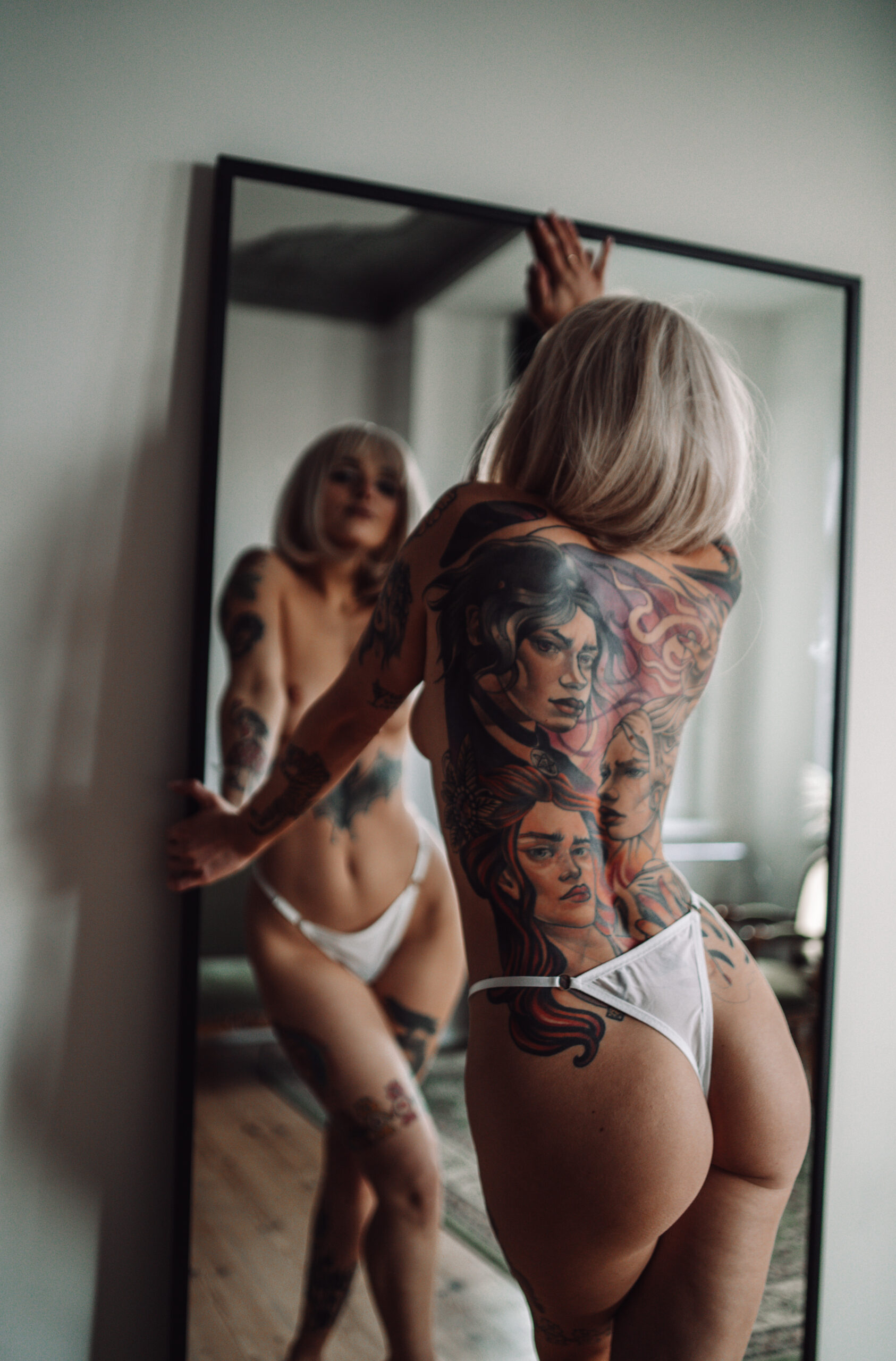 Sensual mirror photoshoot – Magda